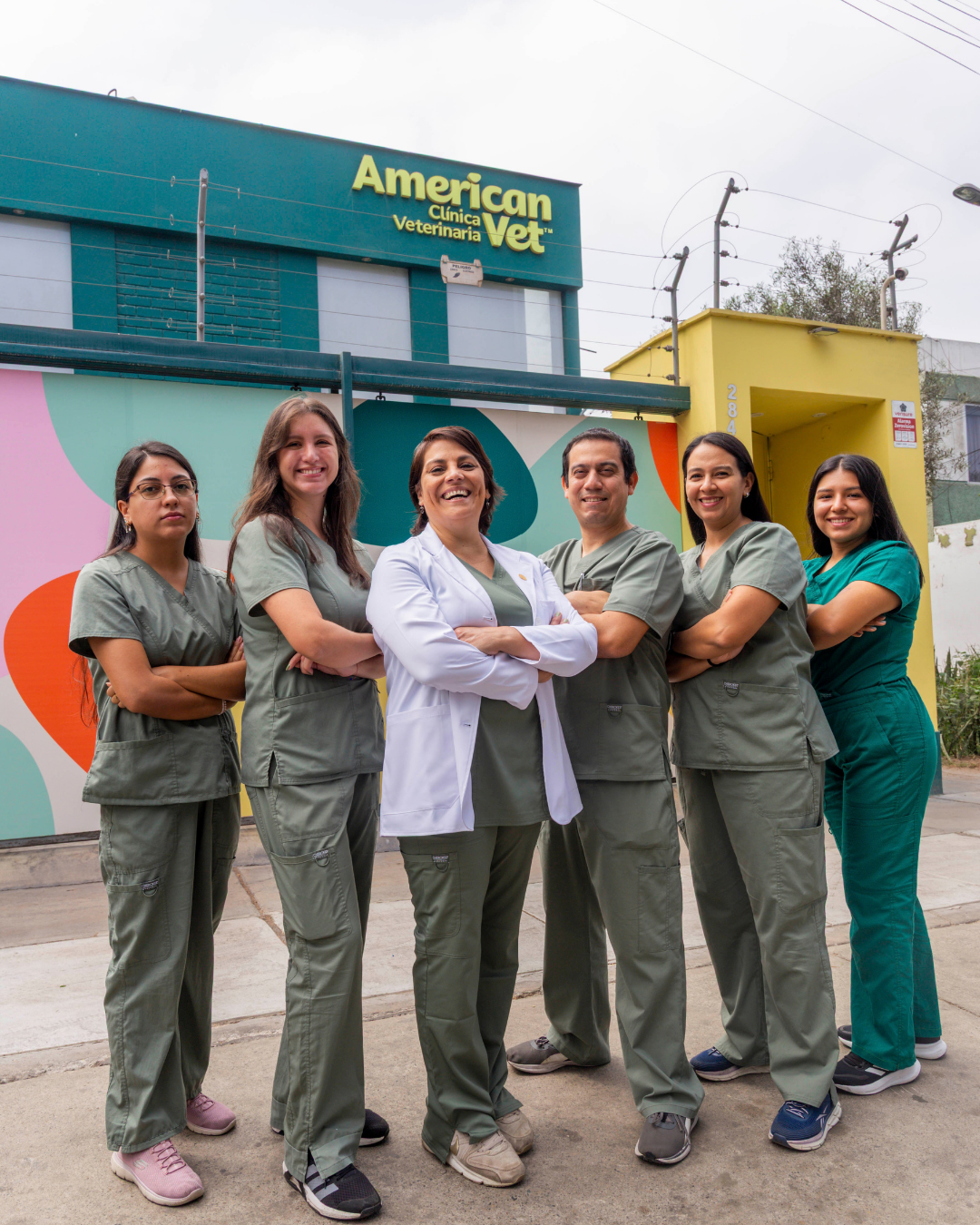 Equipo de American Vet frente a la clínica