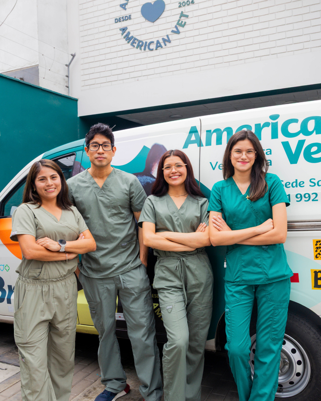 Equipo de American Vet junto a su unidad móvil
